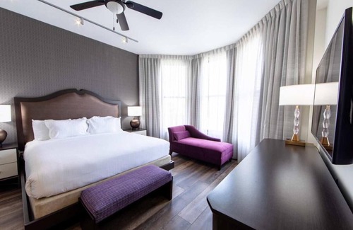 French Quarter Resort | Beautiful Modern 1 Bedroom Signature @ Nola walking distance from Bourbon Street