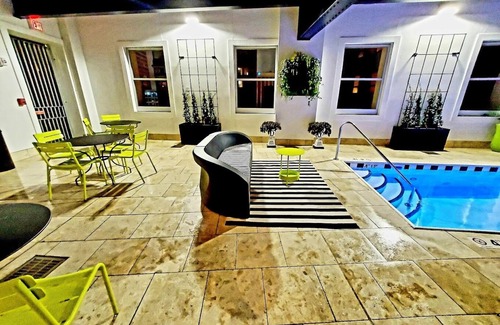 French Quarter Resort | Beautiful Modern 1 Bedroom Signature @ Nola walking distance from Bourbon Street