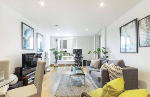 Hoxton Apartment | Beautiful Modern 2 Bedroom Apartment with Balcony