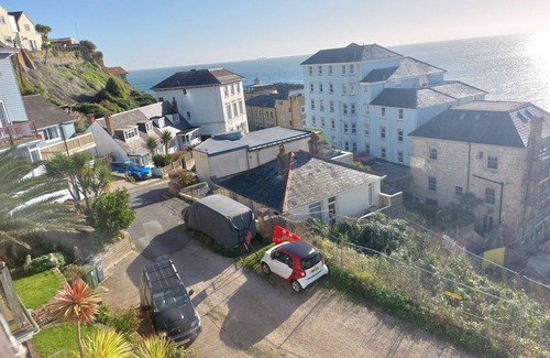 Ventnor Apartment | Beautiful modern 3 bedroom penthouse, a stone's throw from the beach.