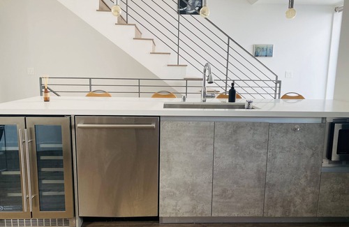 Melrose House | Beautiful Modern Like-New Smart Home in the Heart of Hollywood!