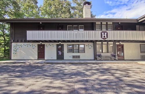 Boyne Falls Condo | Beautiful Mountain Villa Condo | Gas Fireplace | Walk to Slopes | 3 Bedroom