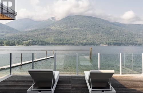 Central Kootenay House | Beautiful Nelson Beach and Lakefront Home! Swim/Ski/Boat!