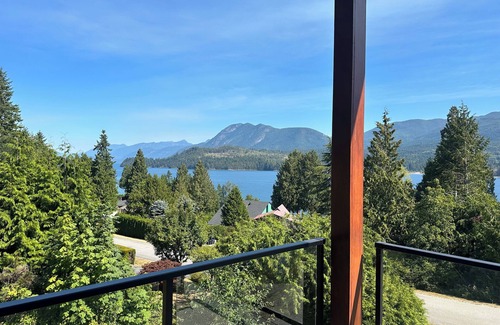 West Porpoise Bay House | Beautiful new home in the heart of Sechelt with ocean and mountain views.