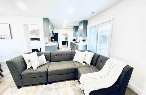 Everett House | Beautiful NEW Rambler style