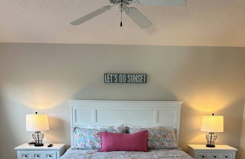 Venice House | Beautiful Newly Remodeled & Painted Furnished 3/2 Pool Home with Lake Views!