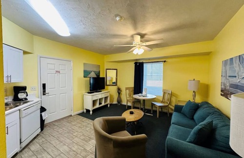 Seabreeze Historic District Resort | Beautiful Ocean Walk 2bed/2bath Lock Off. in Daytona Beach, FL!