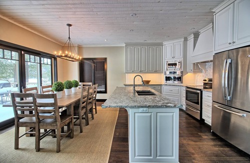 Bala Cottage | Beautiful open-concept cottage on Moon River! 10 Minute walk to Bala!