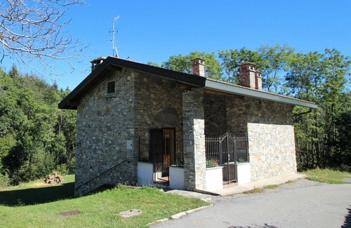 Porto Valtravaglia House | Beautiful private villa for 6 guests with TV, patio and pets allowed