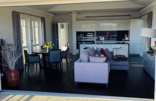 Sands End Apartment | Beautiful Penthouse w/River Views , wrap around balcony and Free Parking !