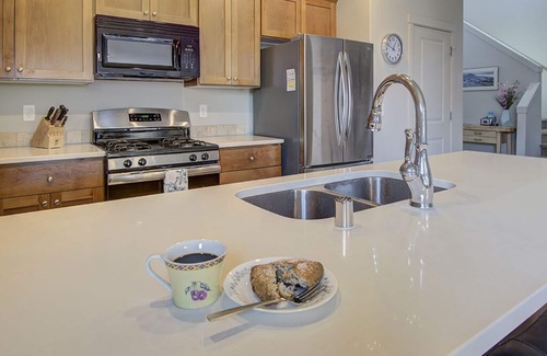 Lincoln House | Beautiful & pet friendly! Close to Downtown and Hwy