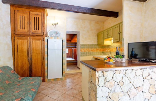 Regusse House | Beautiful private villa for 6 people with private pool, TV, patio and pets allowed
