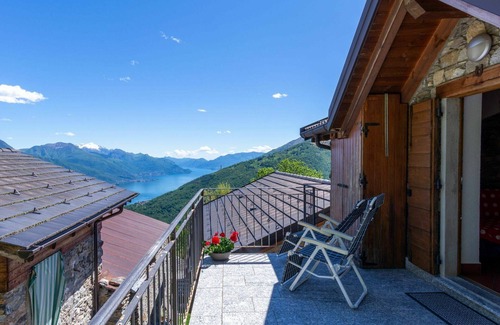 Peglio House | Beautiful private villa for 6 guests with TV, terrace and pets allowed