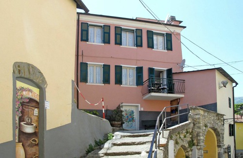 Valloria House | Beautiful private villa for 6 guests with WIFI, TV, terrace, pets allowed and panoramic view