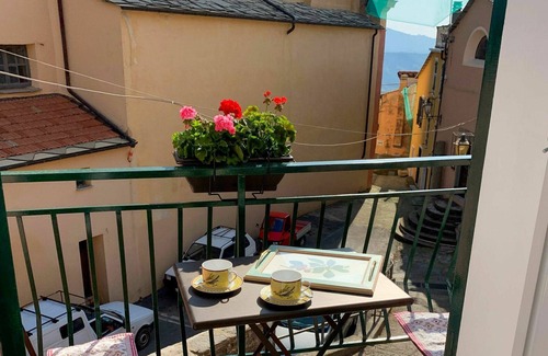 Valloria House | Beautiful private villa for 6 guests with WIFI, TV, terrace, pets allowed and panoramic view