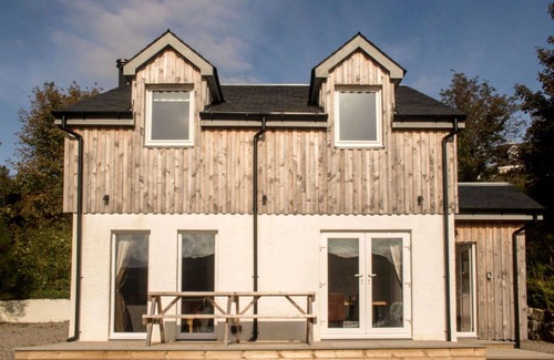 Eyre House | Beautiful private villa for 4 guests with WIFI, TV, patio and parking