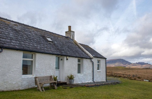 Staffin House | Beautiful private villa for 2 people with WIFI and TV