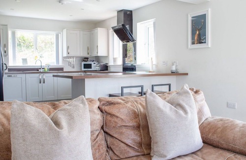 Uig House | Beautiful private villa for 10 guests with hot tub, WIFI, TV, patio, pets allowed and parking