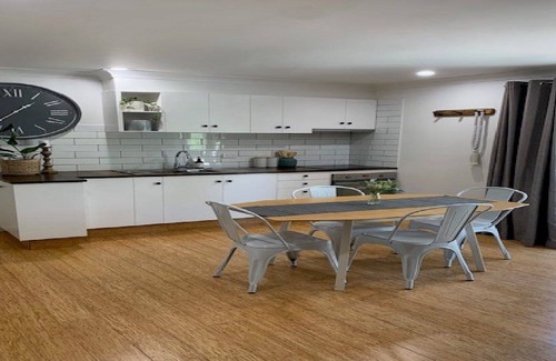 Armidale House | Beautiful private Tallowood Apartment