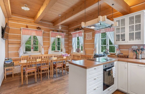Strasin Villa | Beautiful private villa for 10 guests with WIFI, pets allowed and panoramic view