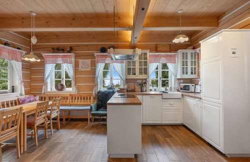 Strasin Villa | Beautiful private villa for 10 guests with WIFI, pets allowed and panoramic view