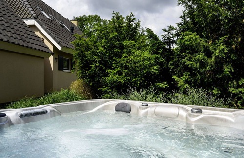 Vlagtwedde House | Beautiful private villa for 6 guests with WIFI, pool, TV, terrace and pets allowed