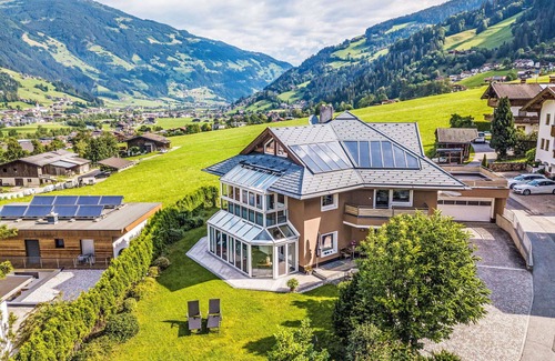 Eckartau Villa | Beautiful private villa for 12 people with WIFI, TV and patio