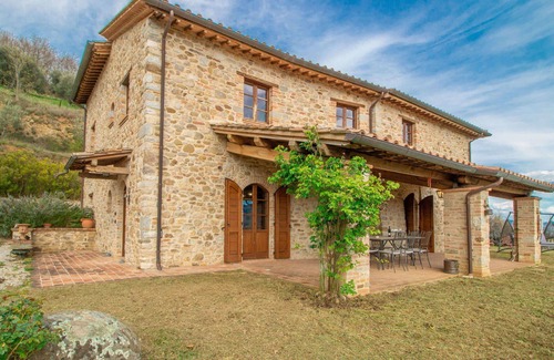 Umbertide Villa | Beautiful private villa for 10 guests with WIFI, TV, balcony and pets allowed