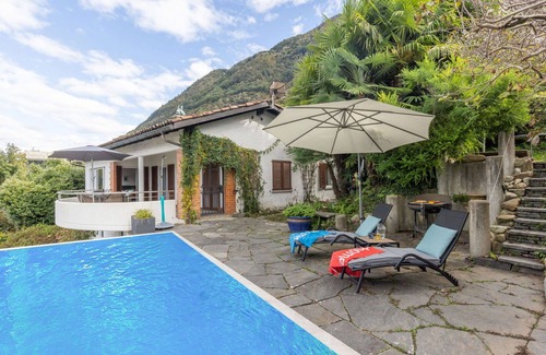 Magadino House | Beautiful private villa with WIFI, private pool, TV, patio, pets allowed and panoramic view
