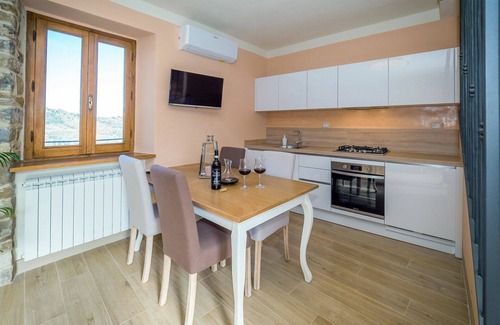 Seggiano House | Beautiful private villa for 4 guests with A/C, WIFI, hot tub, TV, terrace and panoramic view