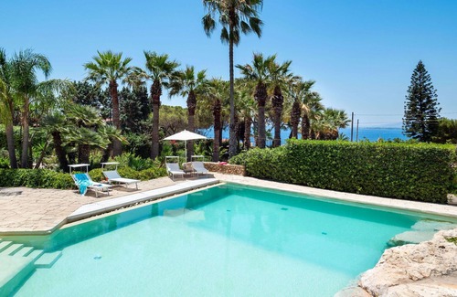 Plemmirio Villa | Beautiful private villa for 10 people with WIFI, A/C, private pool, TV and terrace