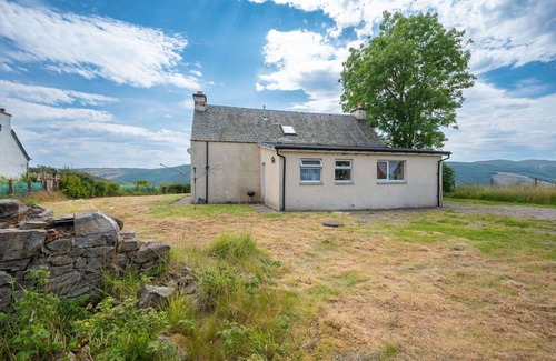 Balnain House | Beautiful private villa for 4 guests with TV, patio, pets allowed and panoramic view