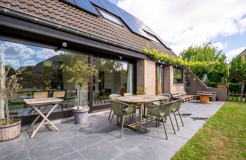Bredene Villa | Beautiful private villa for 6 people with WIFI, A/C, TV, terrace and pets allowed