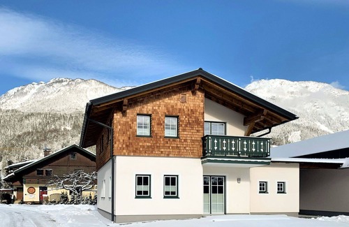 Weissenbach House | Beautiful private villa for 8 people with WIFI, TV, terrace and pets allowed