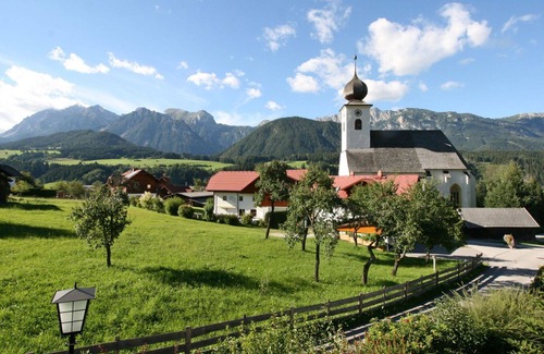 Weissenbach House | Beautiful private villa for 8 people with WIFI, TV, terrace and pets allowed
