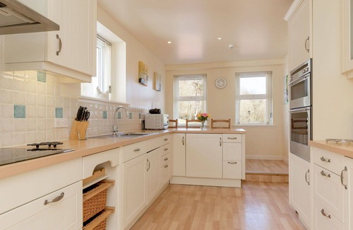 Maybole Villa | Beautiful private villa for 8 guests with TV, patio, pets allowed and panoramic view