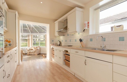 Maybole Villa | Beautiful private villa for 8 guests with TV, patio, pets allowed and panoramic view