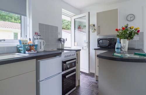 Liskeard House | Beautiful private villa for 8 guests with WIFI, TV and patio