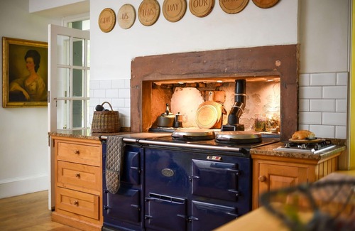 Kirriemuir Villa | Beautiful private villa for 10 guests with WIFI, patio and panoramic view