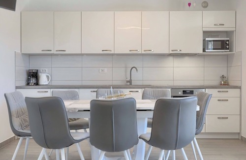 Nova Vas House | Beautiful private villa for 6 people with WIFI, private pool, A/C, TV and terrace