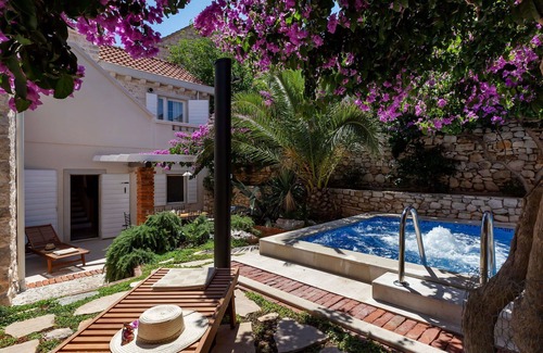 Cove Makarac (Milna) House | Beautiful private villa for 6 guests with private pool, A/C, WIFI, TV and terrace