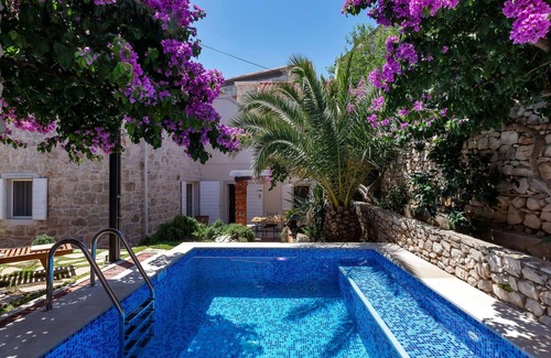 Cove Makarac (Milna) House | Beautiful private villa for 6 guests with private pool, A/C, WIFI, TV and terrace