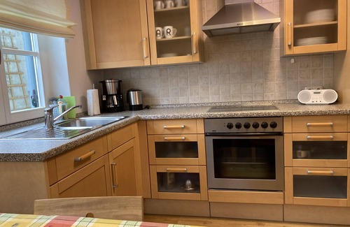 Untergrainau Apartment | Beautiful, quiet 3-room 75 m² apartment, own entrance, small kitchen, balcony. Garden, top location