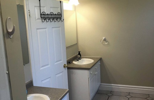 Barrie Apartment | BeAuTiFuL RaVen property near the Lake