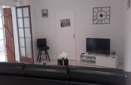 Dufau-Tourasse Apartment | Beautiful refurbished apartment, 4 people. Close to all amenities Pau on foot
