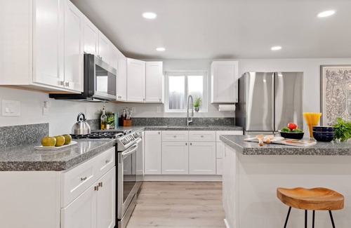 West Beach Condo | Beautiful Remodeled Condo With Patio Near West Beach