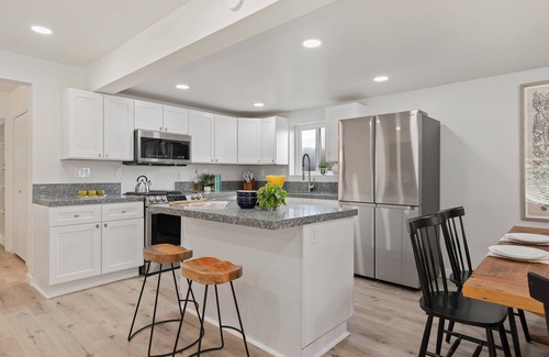 West Beach Condo | Beautiful Remodeled Condo With Patio Near West Beach