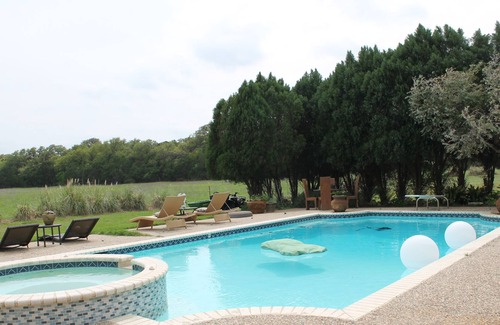 Boerne Cottage | Beautiful Renovated Cottage w/ Shared Pool, Hot Tub & Free Wifi
