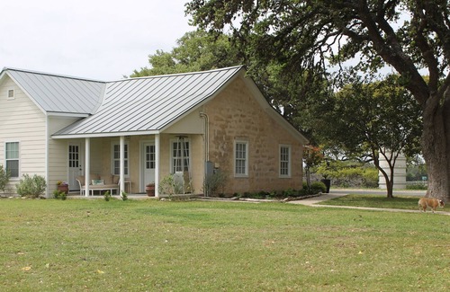 Boerne Cottage | Beautiful Renovated Cottage w/ Shared Pool, Hot Tub & Free Wifi