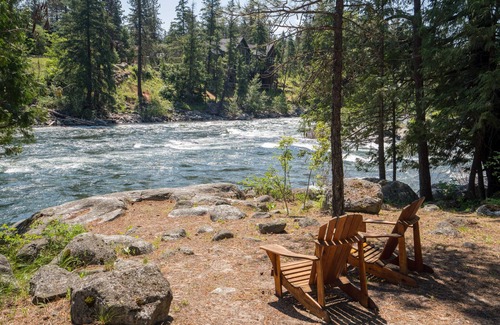 Leavenworth Cabin | Beautiful Riverfront Home-Quiet and Private-Leavenworth-Family Friendly-WI-FI